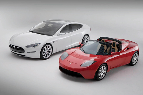 le tesla roadster au coté de la nouvelle model S