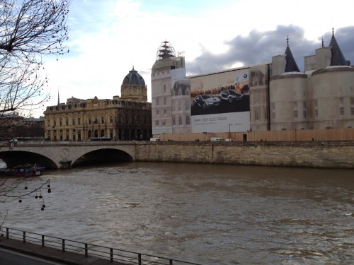 L'affiche géante de BMW à Paris