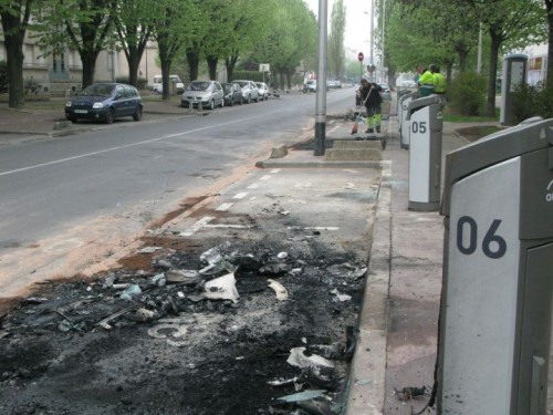 3 voitures autolib détruites par le feu