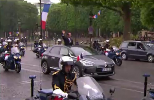 François Hollande dans la voiture hybride : la Citroen DS5