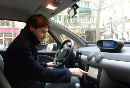 Conduite d'Autolib à Paris