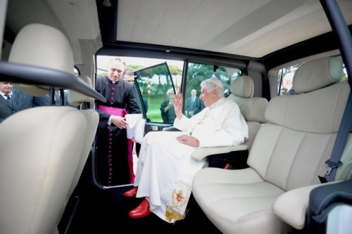 Benoit XVI dans sa papamobile électrique