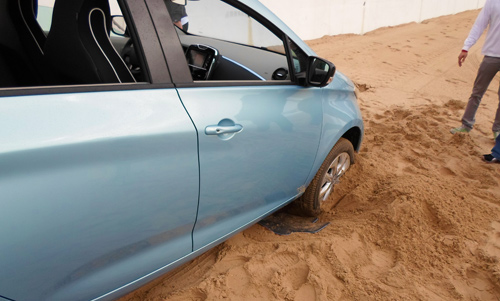 La voiture électrique Zoe dans le sable