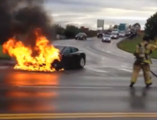 Une tesla Model S prend feu