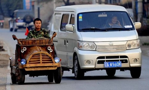 Une voiture électrique en bois en Chine