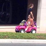 Tara dans sa voiture électrique pour enfant