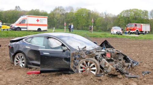 crash d'une voiture électrique tesla en allemagne